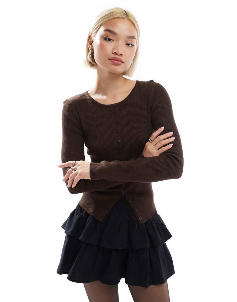 Stradivarius - Gerippte Strickjacke in Braun mit Knopfleiste von Stradivarius