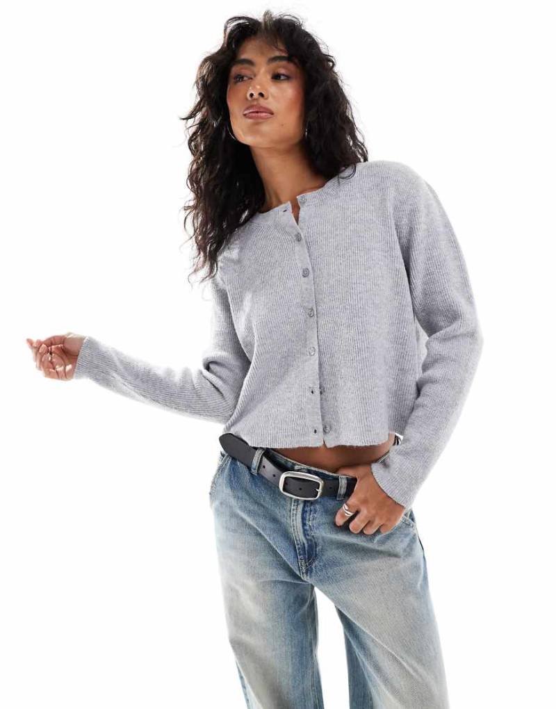 Stradivarius - Gerippte Strickjacke in Grau meliert mit Knopfleiste von Stradivarius