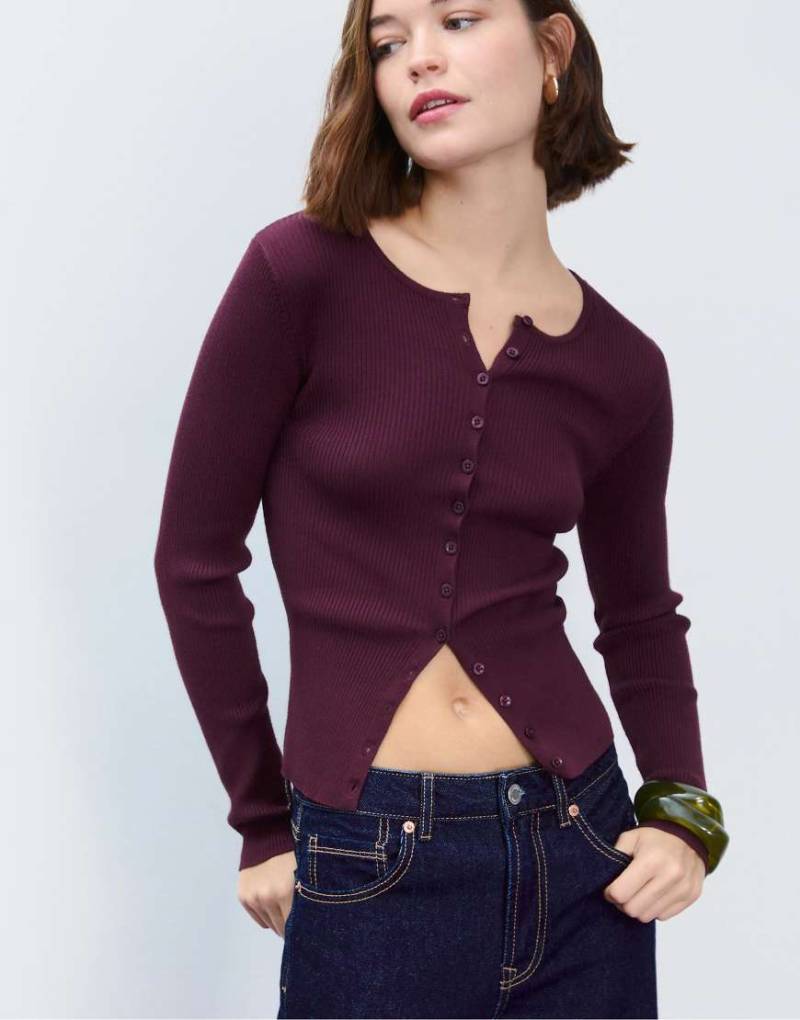 Stradivarius - Gerippte Strickjacke in Lila mit Knopfleiste von Stradivarius