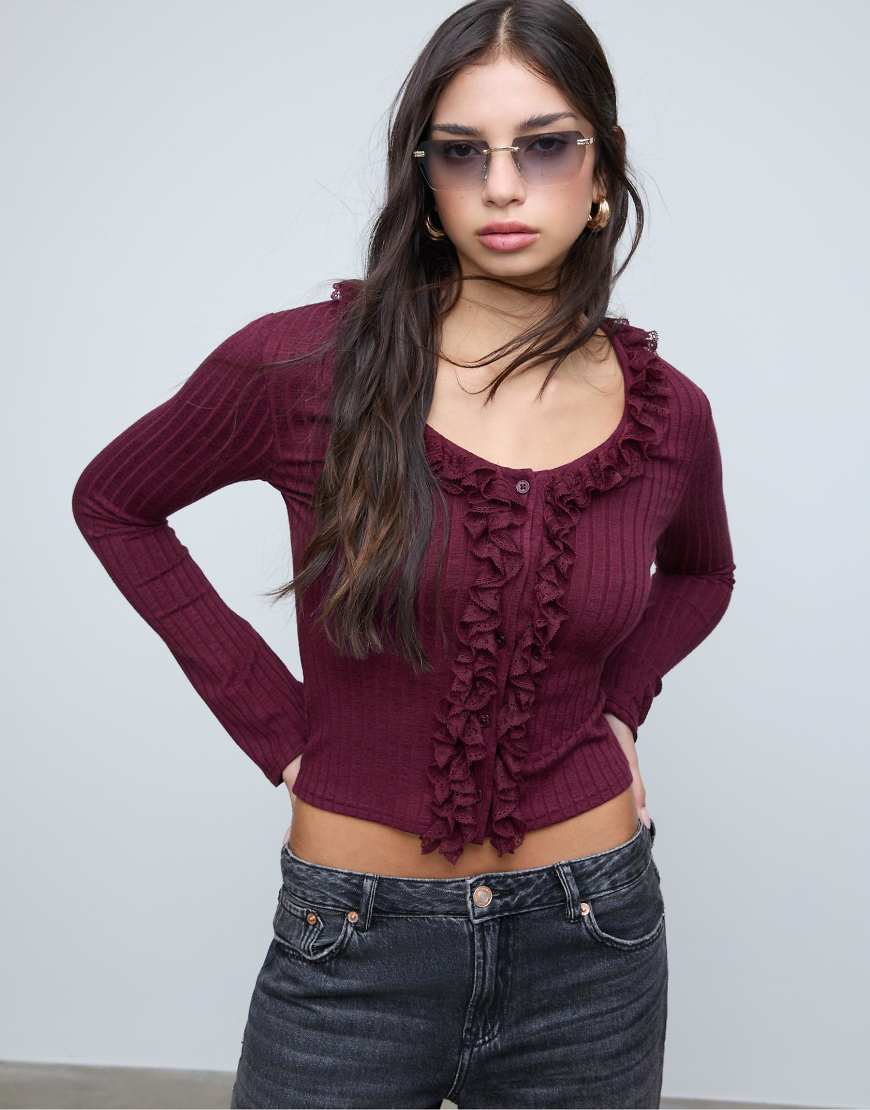 Stradivarius - Gerippte Strickjacke in Lila mit Rüschen von Stradivarius