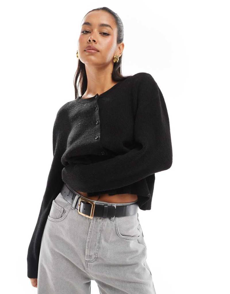 Stradivarius - Gerippte Strickjacke in Schwarz mit Knöpfen von Stradivarius