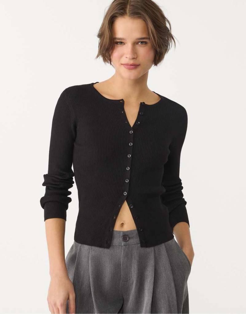 Stradivarius - Gerippte Strickjacke in Schwarz mit Knöpfen von Stradivarius