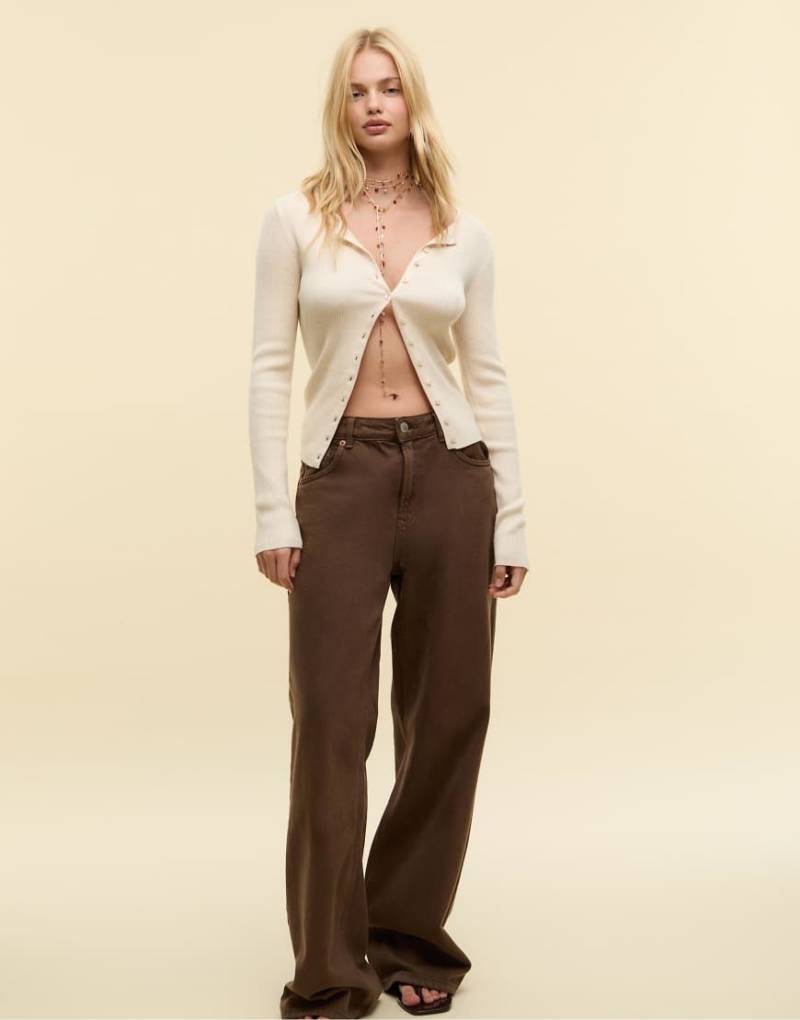 Stradivarius - Gerippte Strickjacke in Steinbeige mit Knöpfen-Weiß von Stradivarius