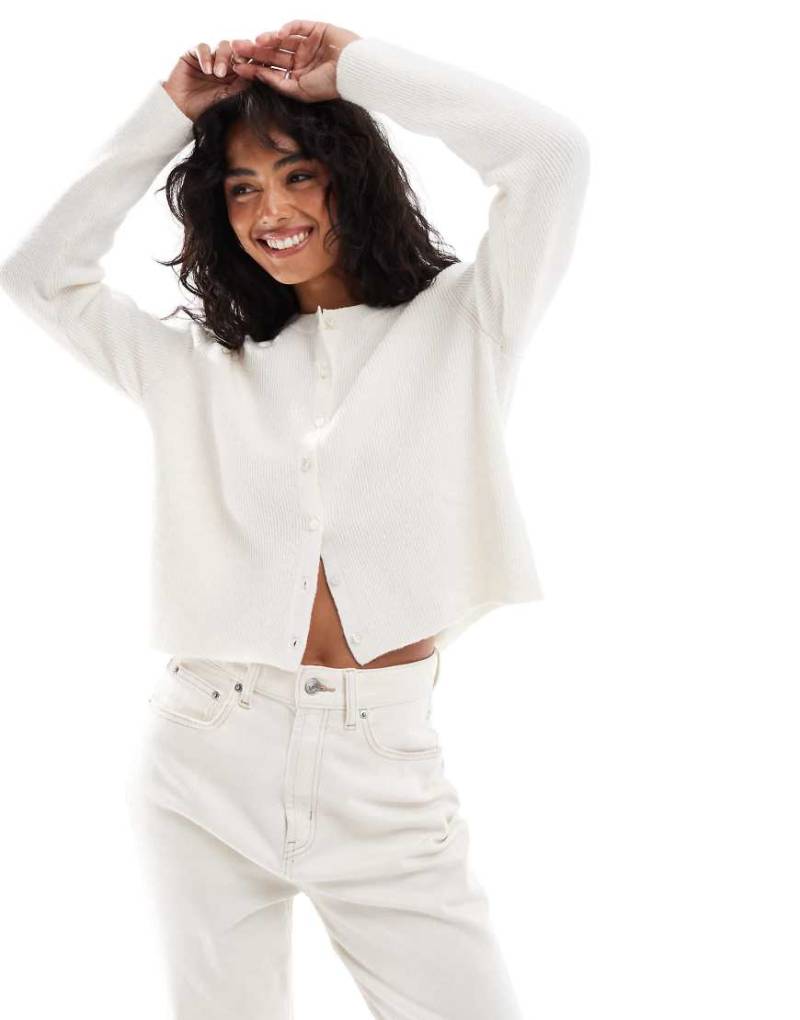 Stradivarius - Gerippte Strickjacke in Vanille mit Knopfleiste-Weiß von Stradivarius