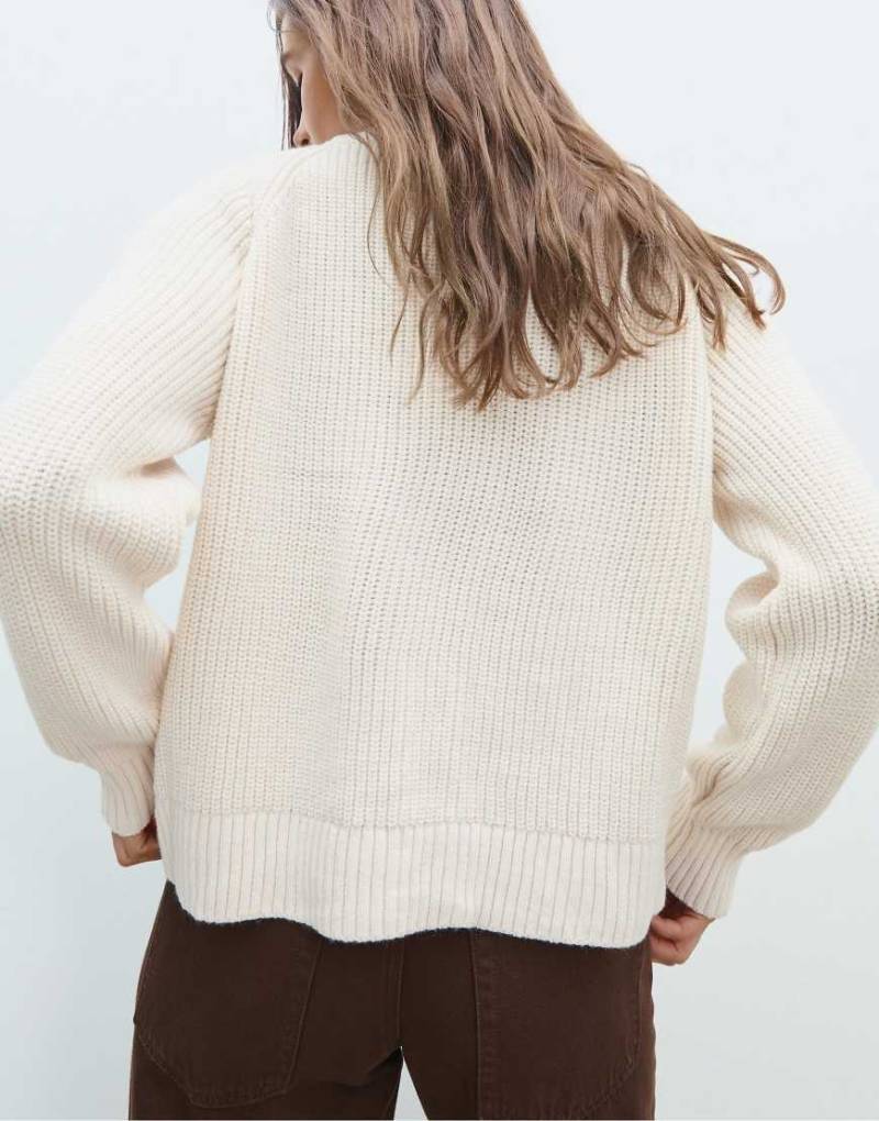 Stradivarius - Gerippte Strickjacke in Vanillegelb mit Knopfleiste und Stickerei-Weiß von Stradivarius