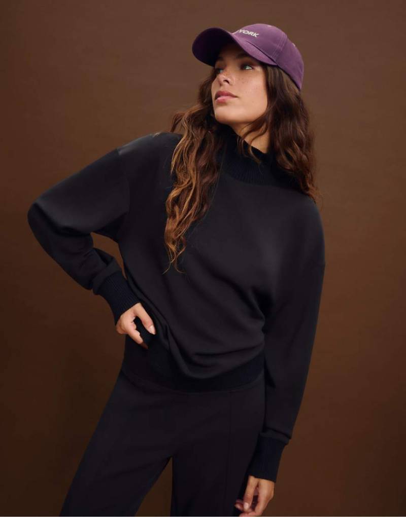 Stradivarius - Geripptes, weiches Kontrast-Sweatshirt in Schwarz von Stradivarius