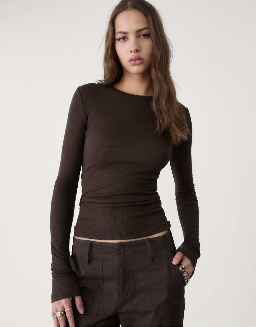 Stradivarius - Geripptes Langarm-Shirt in Braun-Brown von Stradivarius