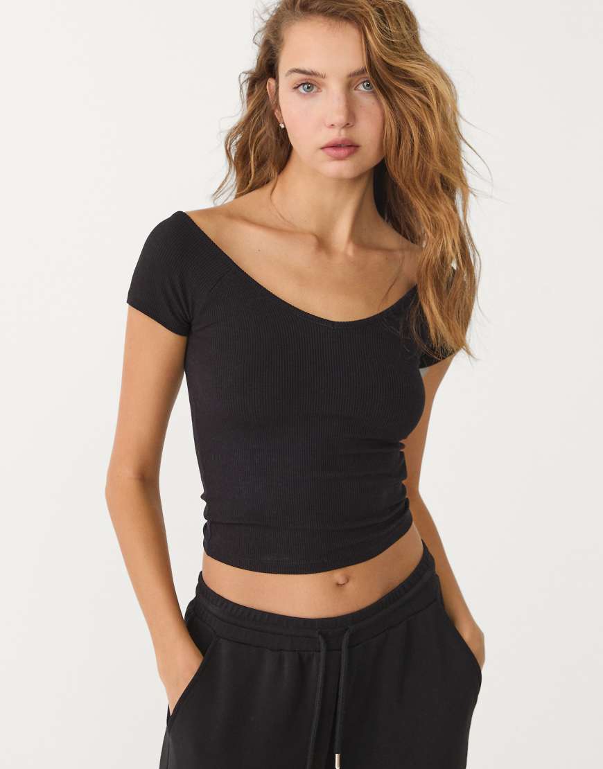 Stradivarius - Geripptes T-Shirt in Schwarz mit V-Ausschnitt Stradivarius - Geripptes T-Shirt in Schwarz mit V-Ausschnitt von Stradivarius