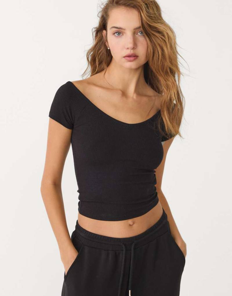 Stradivarius - Geripptes T-Shirt in Schwarz mit V-Ausschnitt von Stradivarius