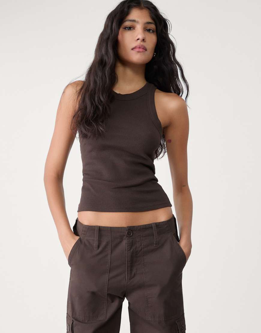 Stradivarius - Geripptes Trägertop in Braun mit Ringerrücken von Stradivarius