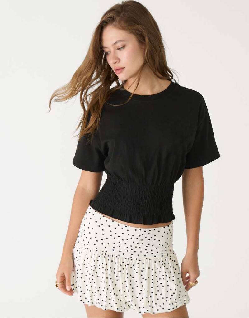 Stradivarius - Gesmoktes T-Shirt in Schwarz von Stradivarius