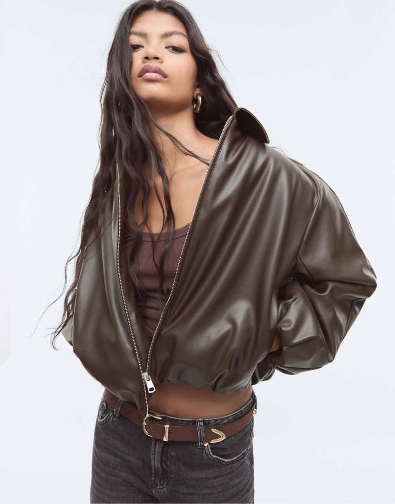 Stradivarius - Gesteppte Bomberjacke aus Kunstleder in Braun-Brown von Stradivarius