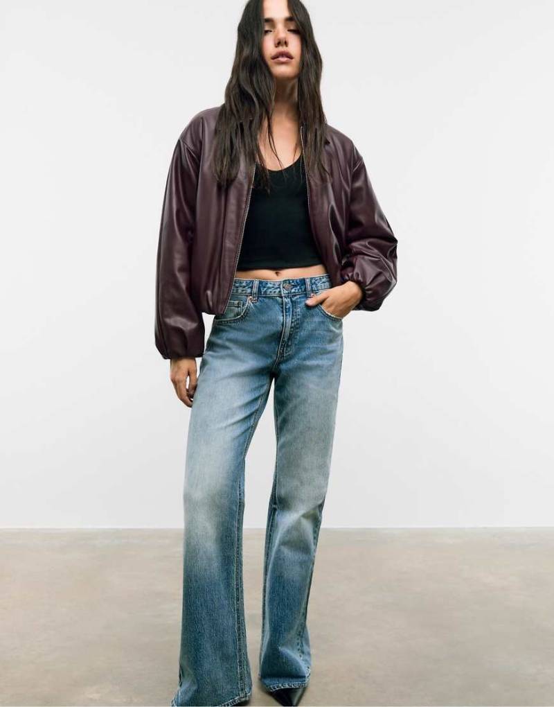 Stradivarius - Gesteppte Bomberjacke aus Kunstleder in Burgunderrot von Stradivarius