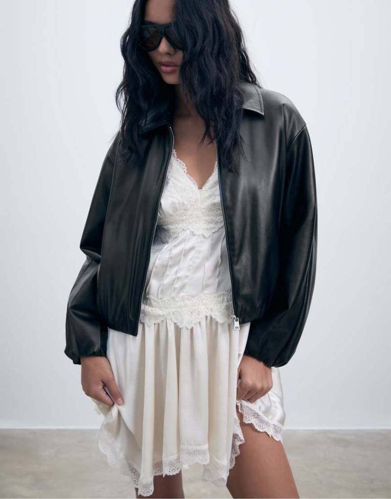 Stradivarius - Gesteppte Bomberjacke aus Kunstleder in Schwarz von Stradivarius