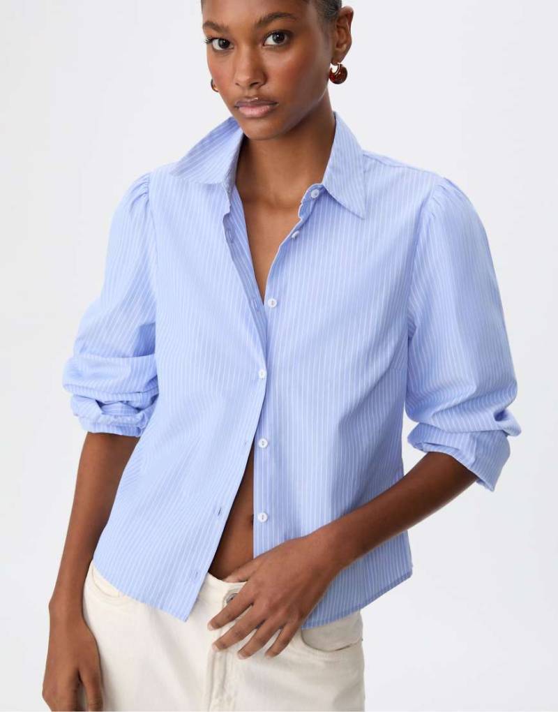 Stradivarius - Gestreifte Basic-Hemdbluse aus Popeline in Himmelblau mit Puffärmeln von Stradivarius