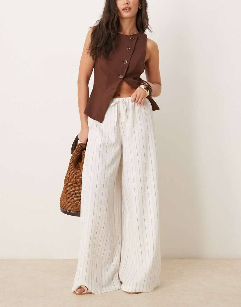 Stradivarius - Gestreifte Hose in ecrufarbener Leinenoptik mit weitem Bein-Neutral von Stradivarius