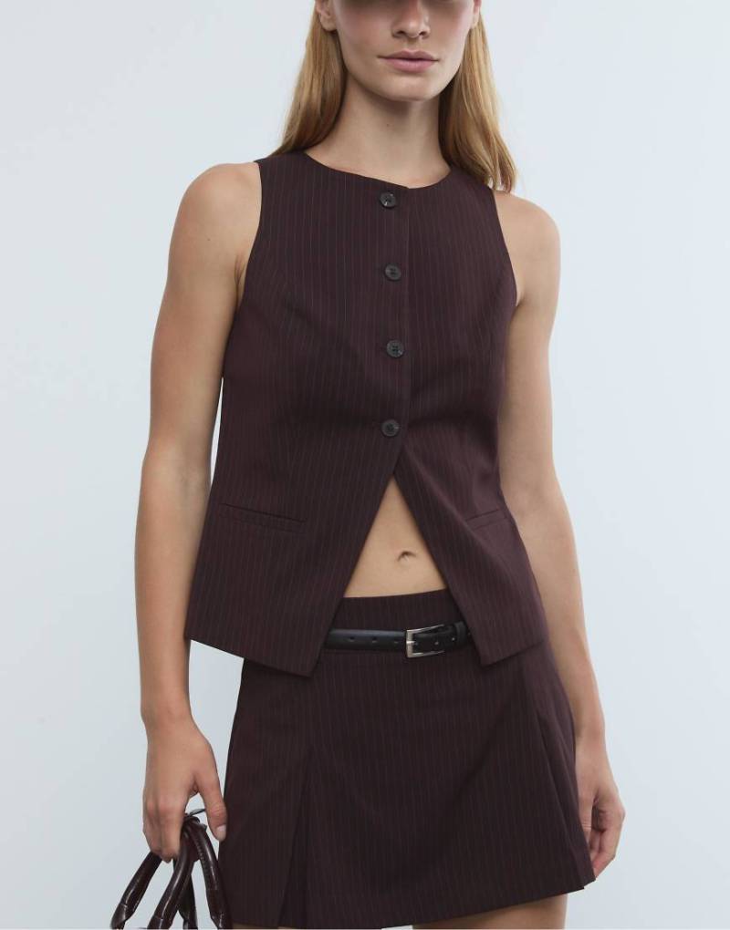 Stradivarius - Gestreifte Regular-Fit-Weste in Lila mit Knopfleiste Stradivarius - Gestreifte Regular-Fit-Weste in Lila mit Knopfleiste von Stradivarius