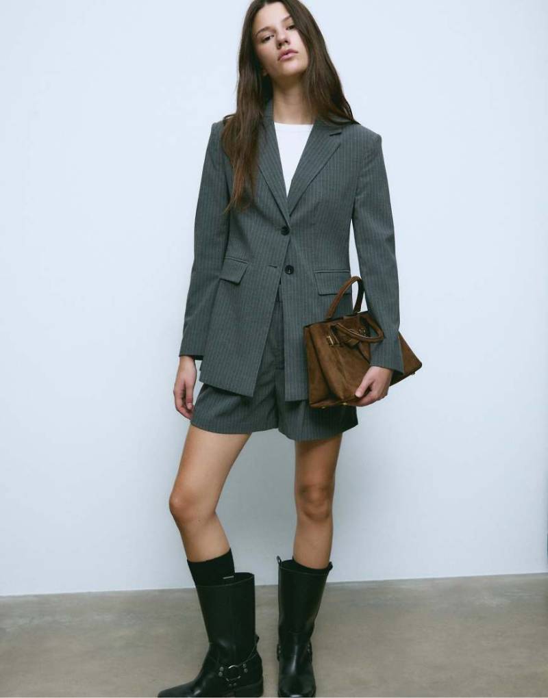 Stradivarius - Gestreifter Blazer in meliertem Grau mit geradem Schnitt von Stradivarius