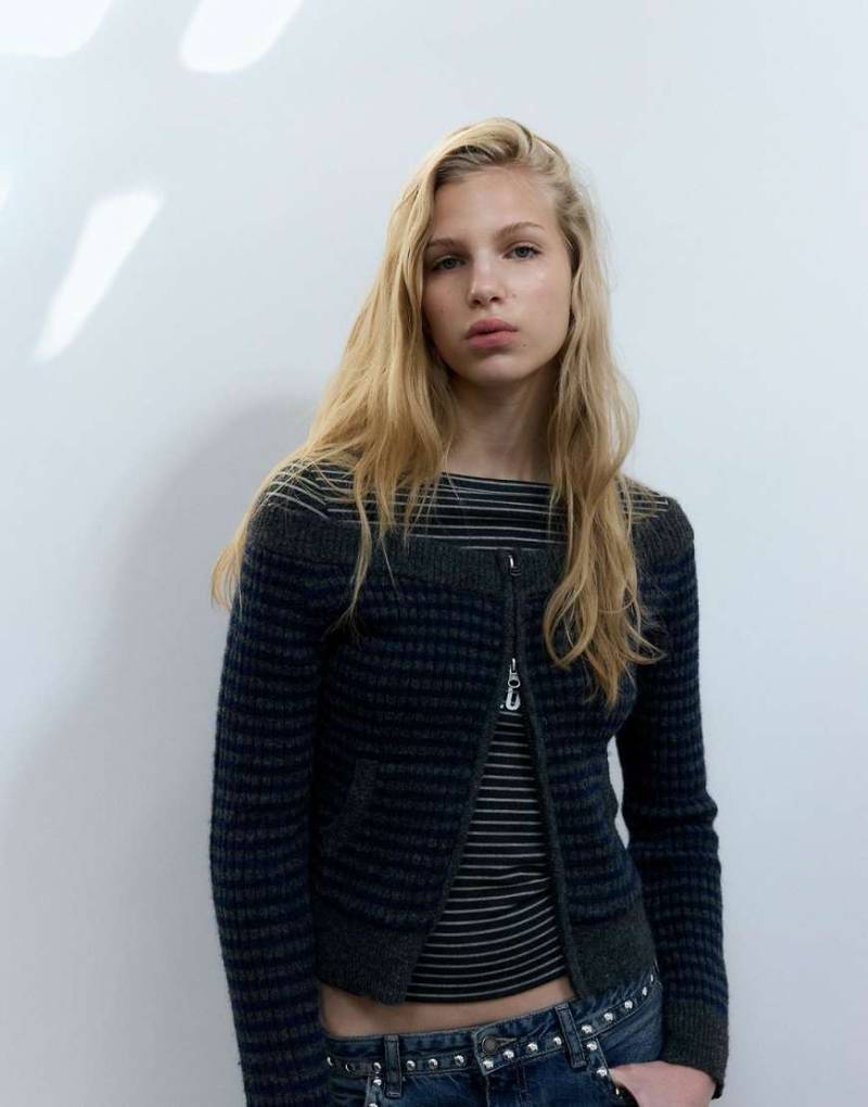 Stradivarius - Gestrickte Jacke in Dunkelblau mit Reißverschluss und U-Boot-Ausschnitt-Marineblau von Stradivarius