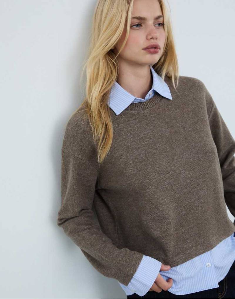 Stradivarius - Gestricktes T-Shirt aus zwei Materialien in Braun-Brown von Stradivarius