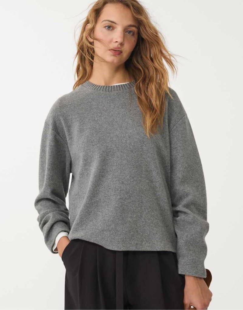 Stradivarius - Gestricktes T-Shirt in Dunkelgrau mit Rundhalsausschnitt von Stradivarius