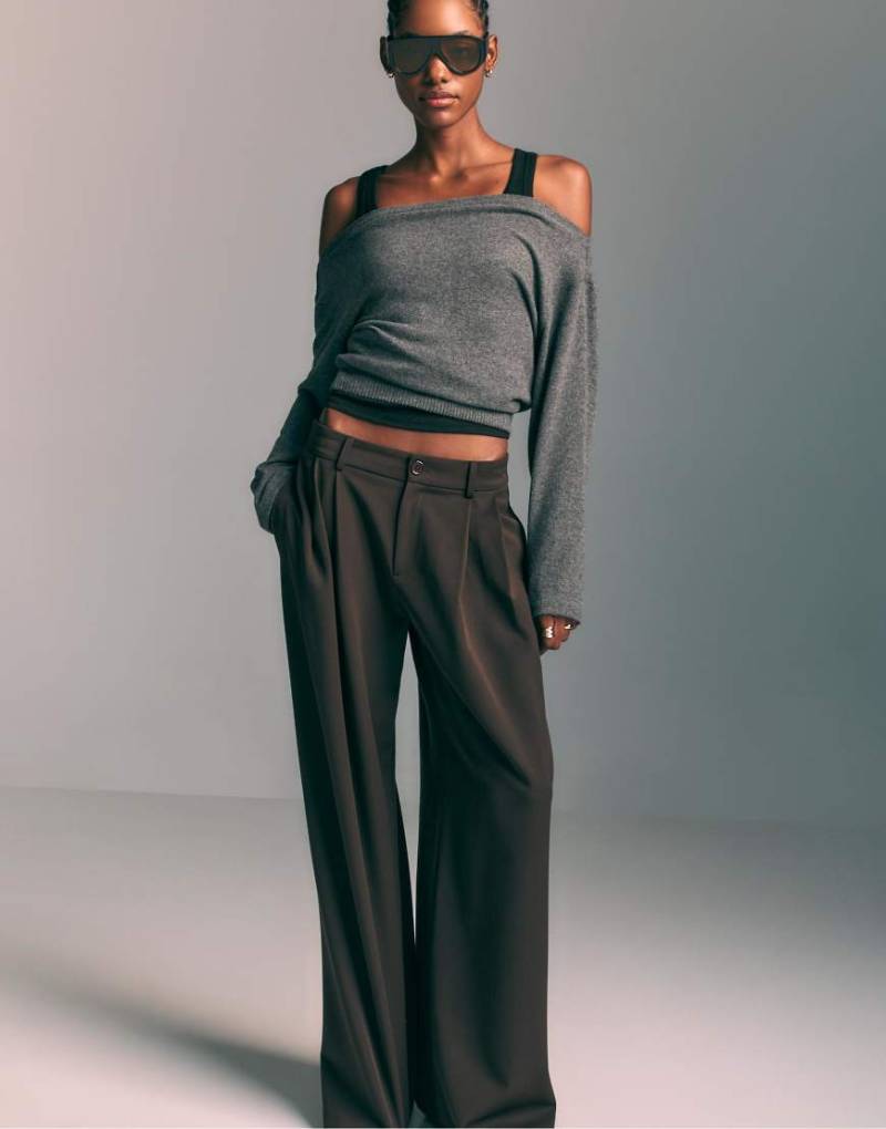 Stradivarius - Gestricktes T-Shirt in Dunkelgrau mit U-Boot-Ausschnitt und Schärpengürtel von Stradivarius