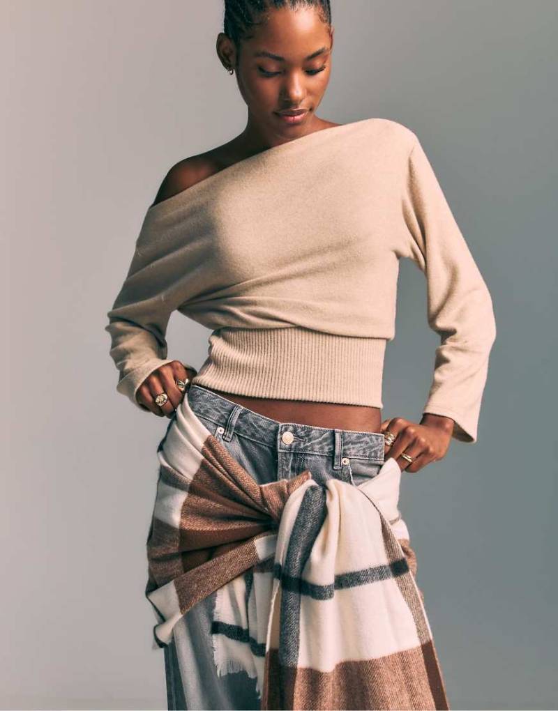 Stradivarius - Gestricktes T-Shirt in Steinbeige mit U-Boot-Ausschnitt und Schärpengürtel-Weiß von Stradivarius