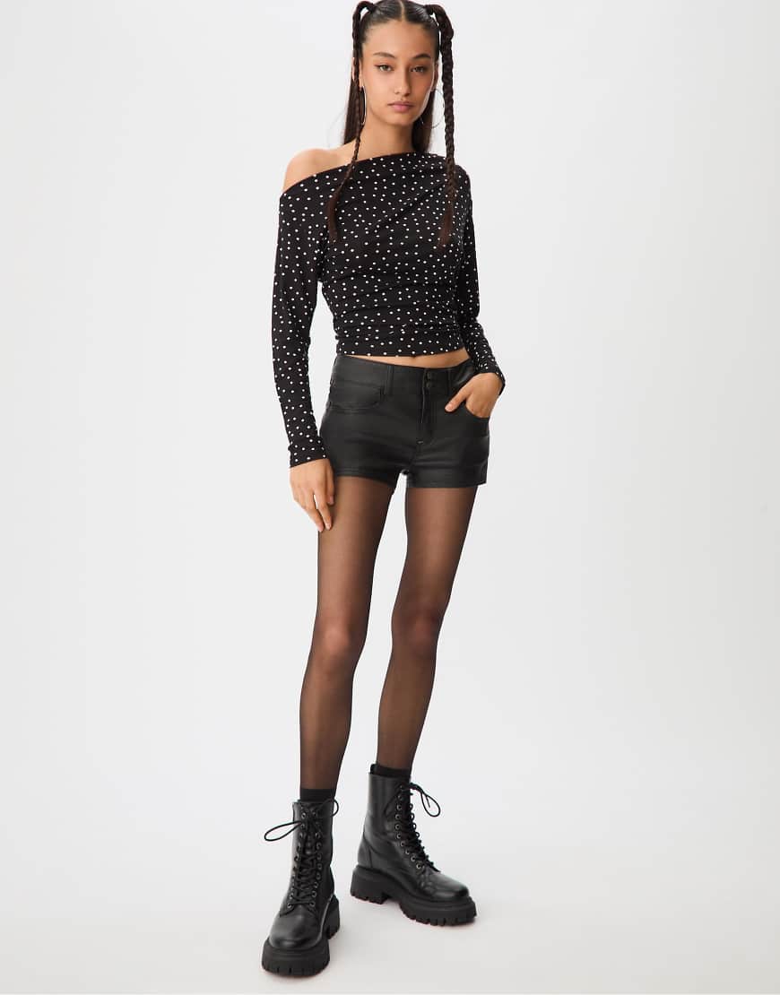 Stradivarius - Gewachste Mini-Shorts in Schwarz von Stradivarius