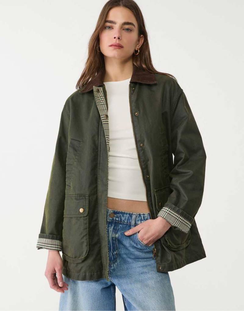 Stradivarius - Gewachster Parka in Khaki mit mehreren Taschen-Grün von Stradivarius