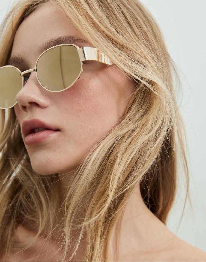 Stradivarius - Goldfarbene Metall-Sonnenbrille mit Spiegelgläsern-Gelb Stradivarius - Goldfarbene Metall-Sonnenbrille mit Spiegelgläsern-Gelb von Stradivarius