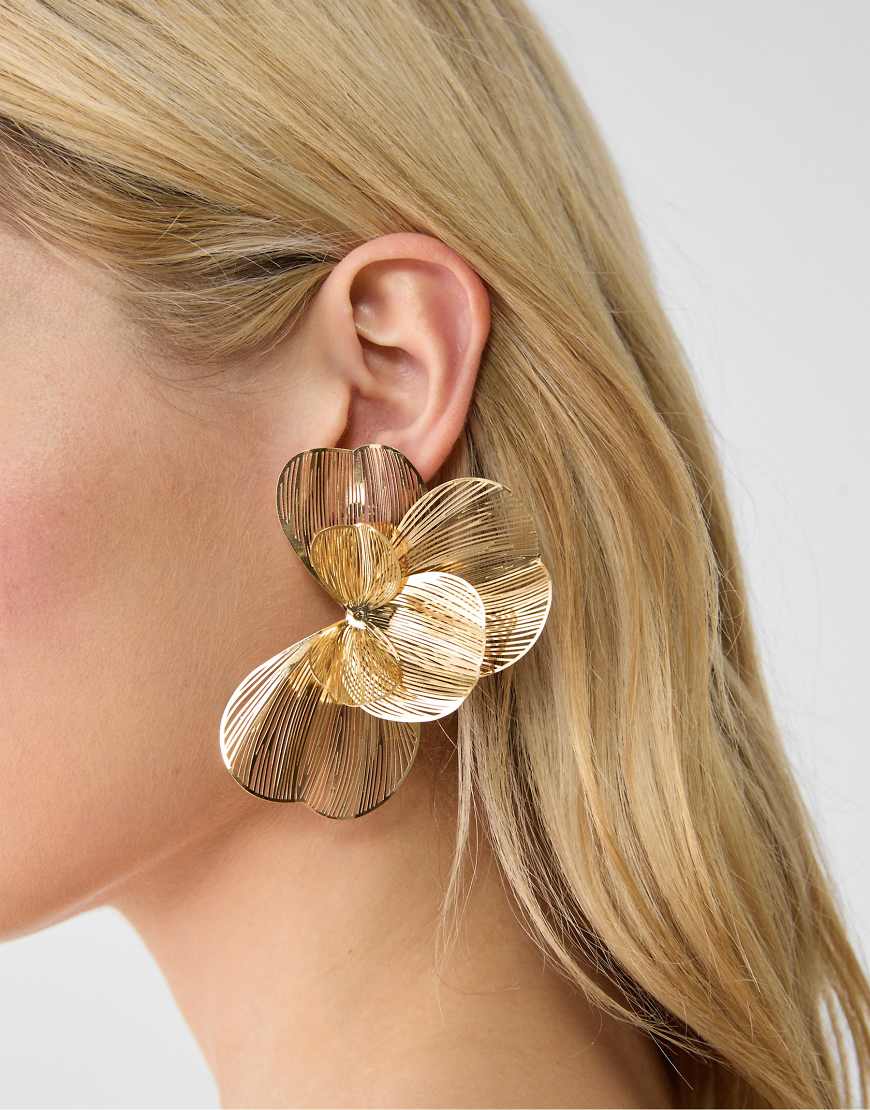 Stradivarius - Große goldfarbene Fächer-Ohrringe in Blumen-Optik-Gelb Stradivarius - Große goldfarbene Fächer-Ohrringe in Blumen-Optik-Gelb von Stradivarius