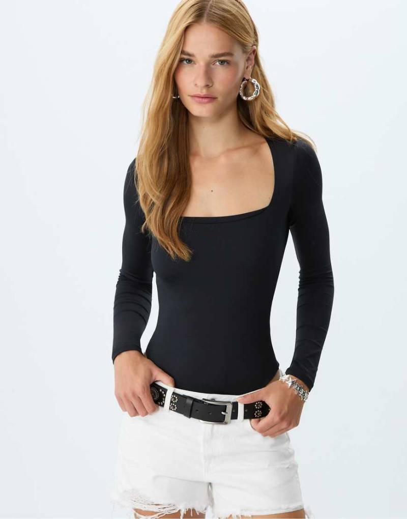 Stradivarius - Gürtel in Schwarz mit verschiedenförmigem Nietenbesatz von Stradivarius