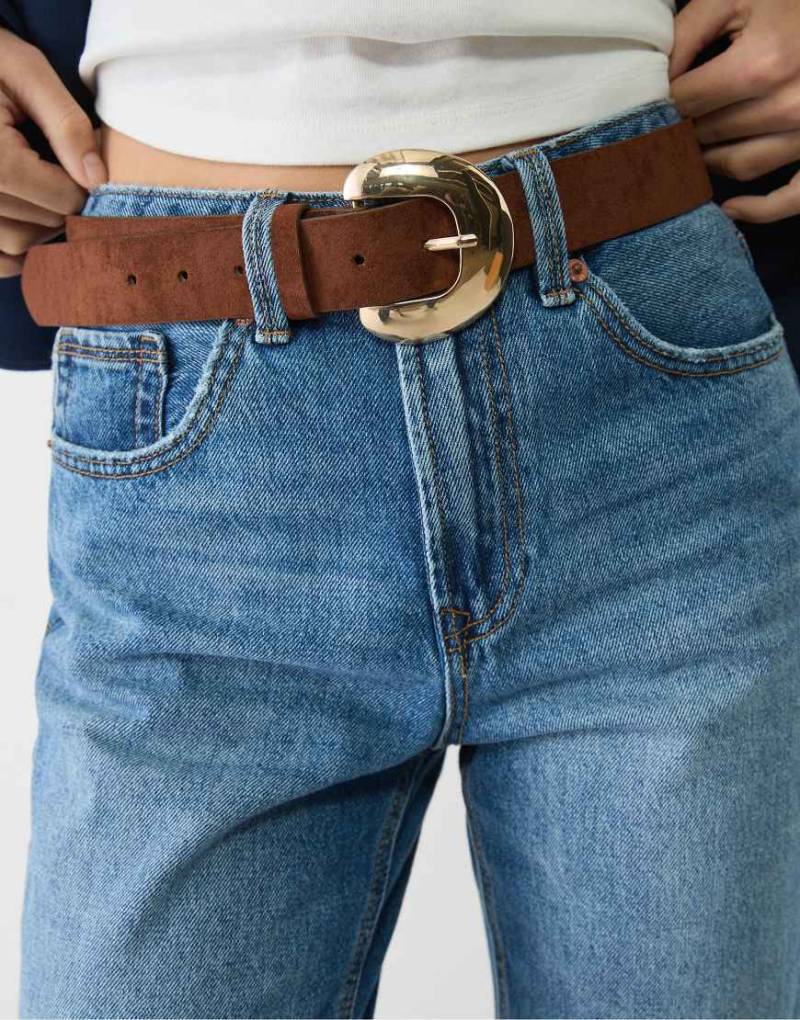 Stradivarius - Gürtel in blassem Kamelbraun mit mondförmiger Schnalle von Stradivarius