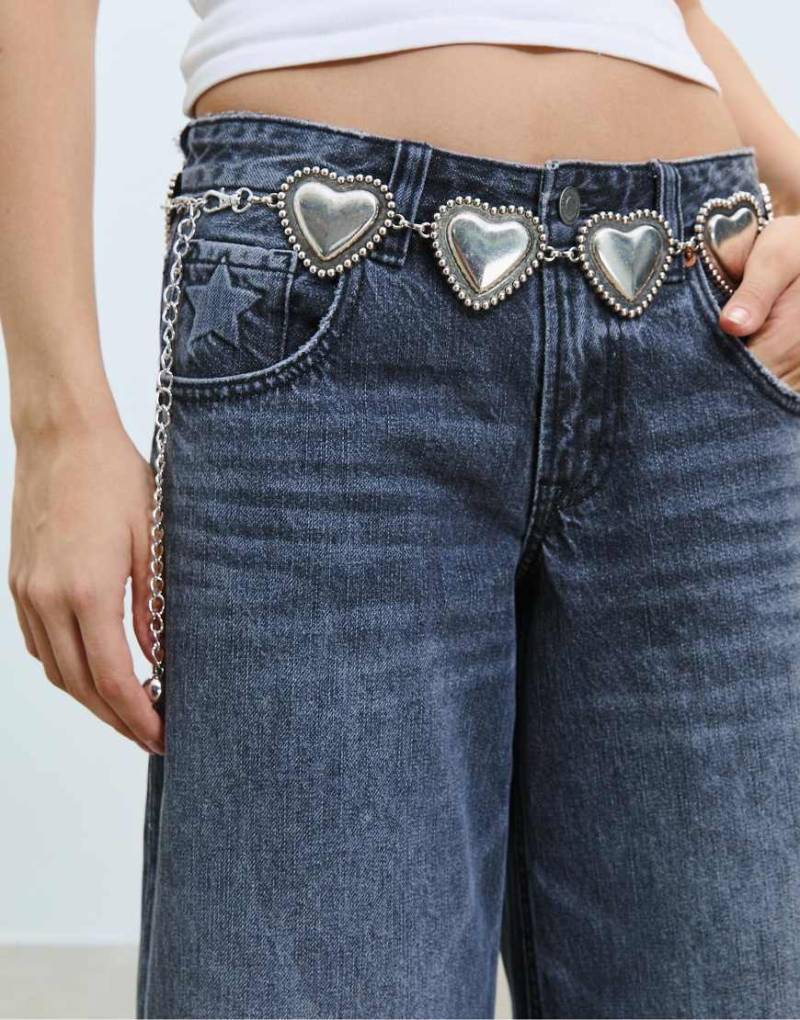 Stradivarius - Gürtel mit herzförmigen Metallelementen in Grau von Stradivarius