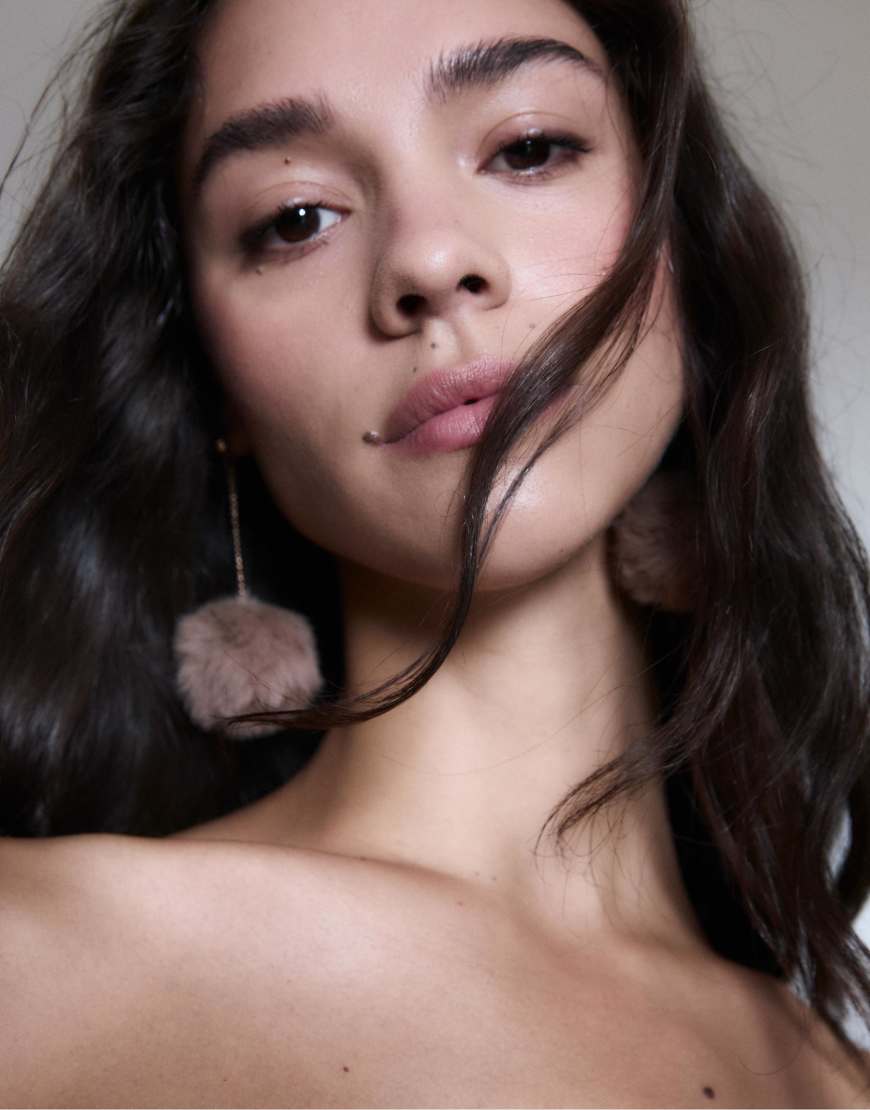 Stradivarius - Hängeohrringe mit Kettendesign und Pompons aus Kunstpelz in Braun-Brown von Stradivarius