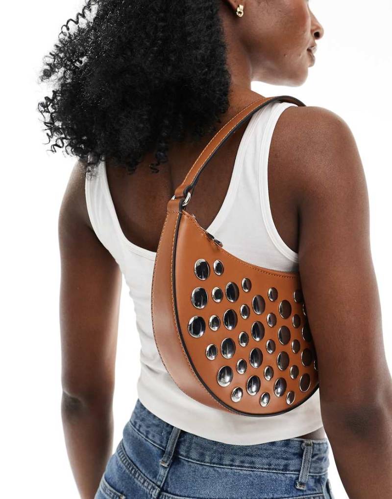 Stradivarius - Halbmondförmige Tasche in Braun mit Nietenverzierung von Stradivarius