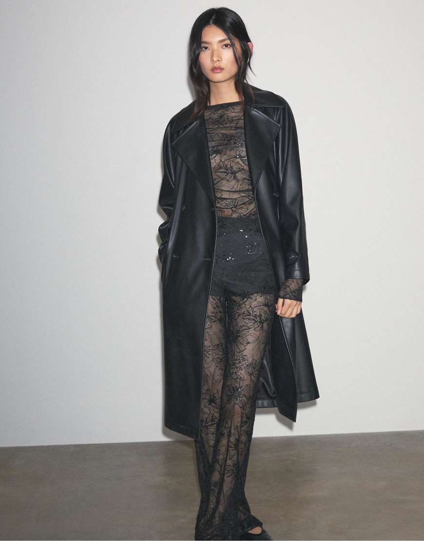 Stradivarius - Halbtransparentes T-Shirt in Schwarz mit Strassverzierung und Raffungen von Stradivarius