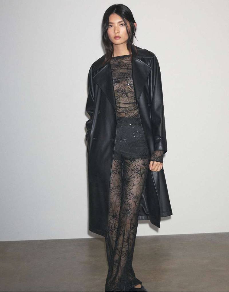 Stradivarius - Halbtransparentes T-Shirt in Schwarz mit Strassverzierung und Raffungen von Stradivarius