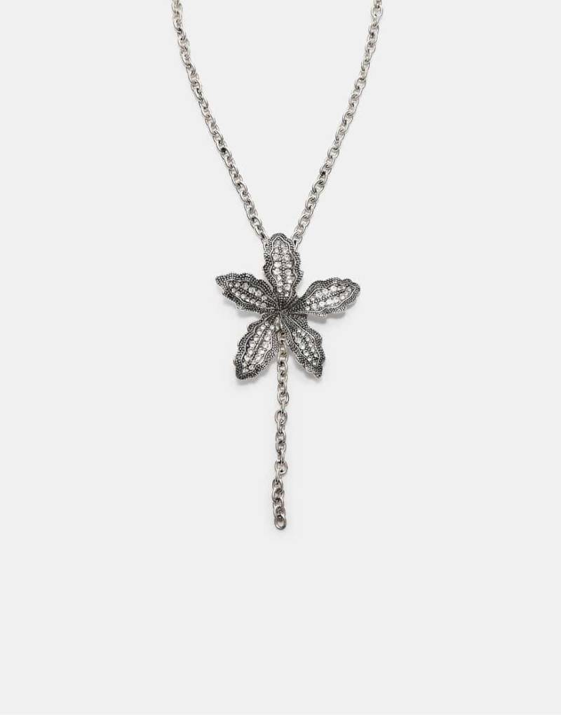 Stradivarius - Halskette in Grau mit strassbesetztem Blumenanhänger von Stradivarius