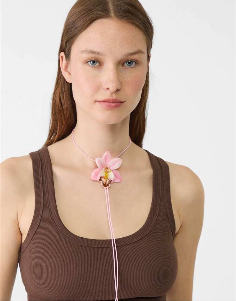 Stradivarius - Halskette mit rosa Orchideen-Design von Stradivarius