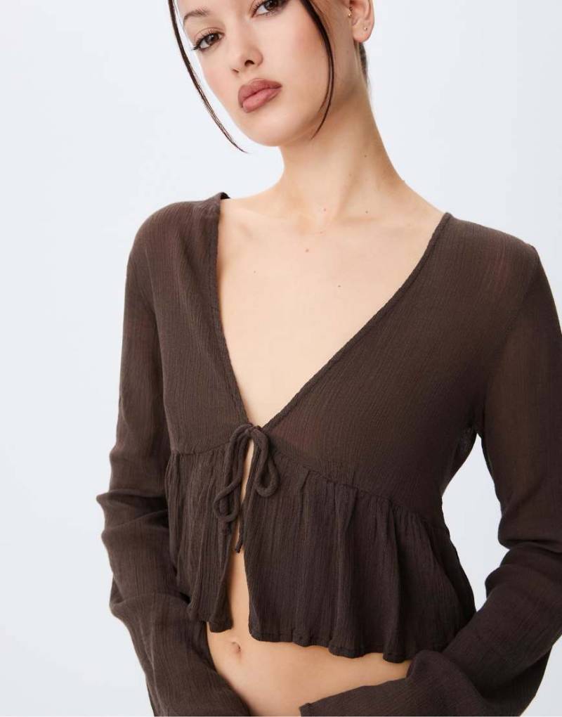 Stradivarius - Hemdbluse in Braun mit Rüschen und Bindedetail von Stradivarius