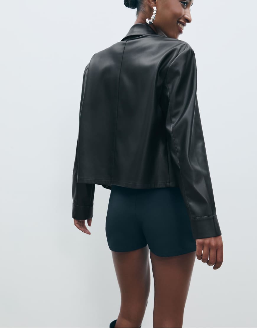 Stradivarius - Hemdjacke in schwarzer Lederoptik mit Taschen von Stradivarius