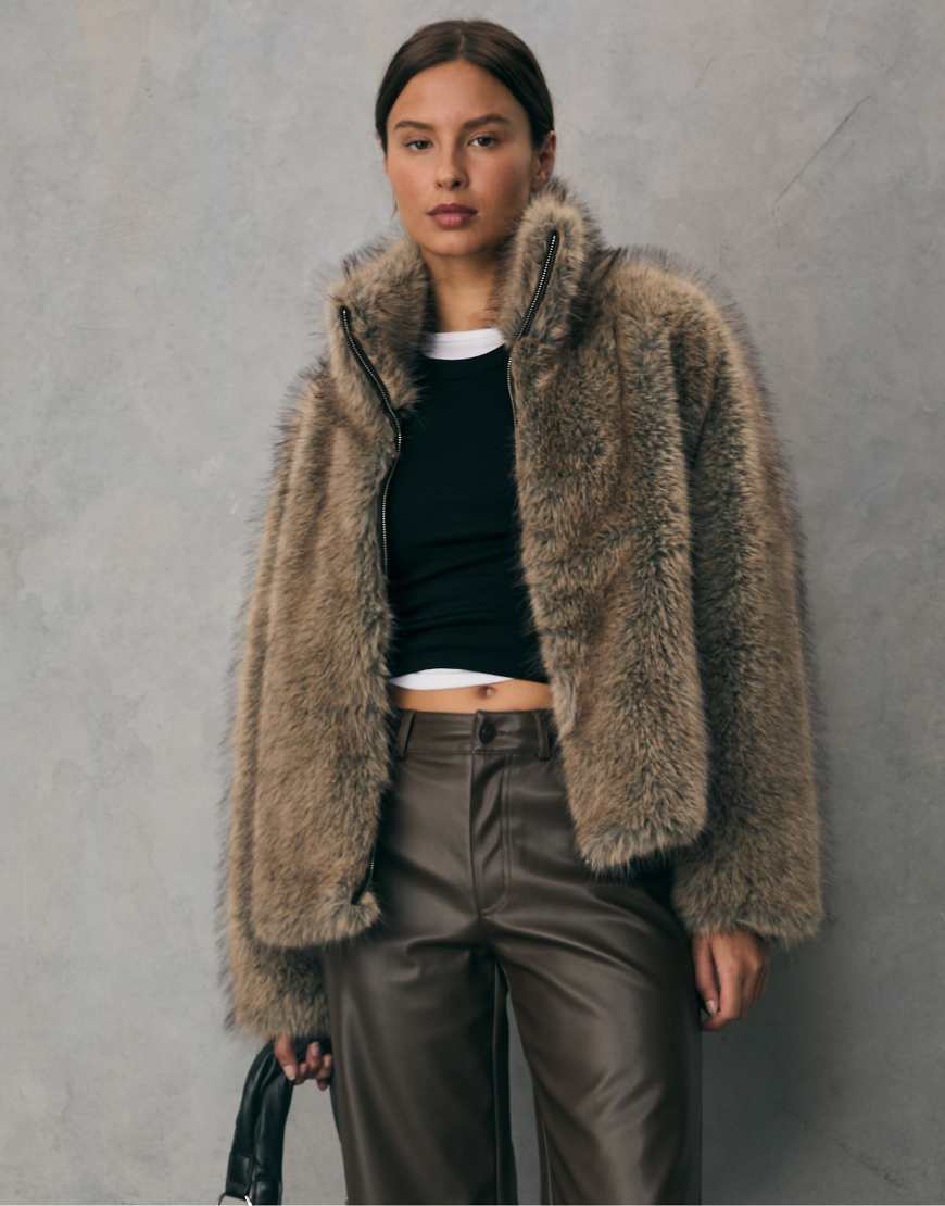 Stradivarius - Hochgeschlossene Jacke aus Kunstpelz in Beige-Neutral von Stradivarius