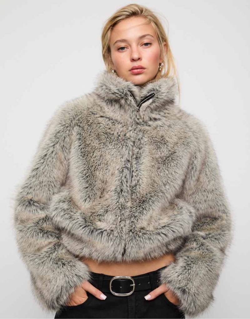 Stradivarius - Hochgeschlossene Jacke aus Kunstpelz in Dunkelgrau von Stradivarius