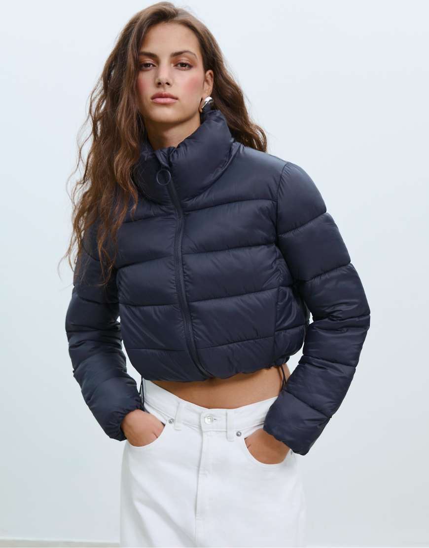 Stradivarius - Hochgeschlossene Pufferjacke in Marineblau Stradivarius - Hochgeschlossene Pufferjacke in Marineblau von Stradivarius