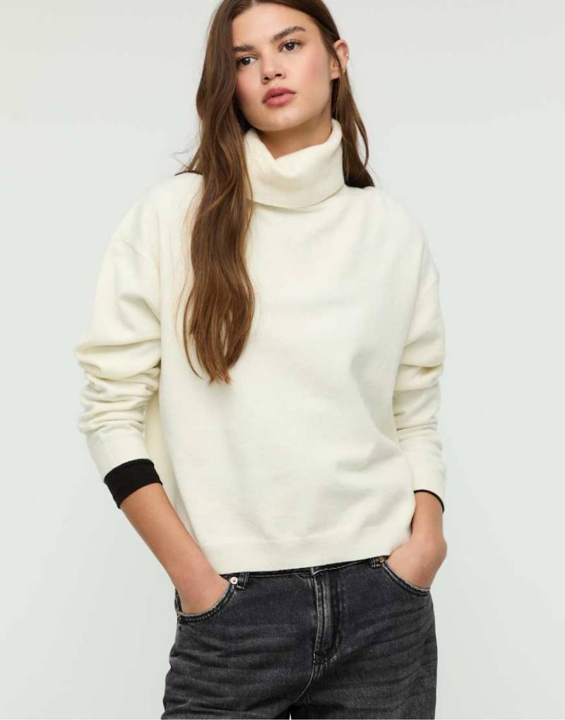 Stradivarius - Hochgeschlossener Basic-Pullover in Ecru-Weiß von Stradivarius