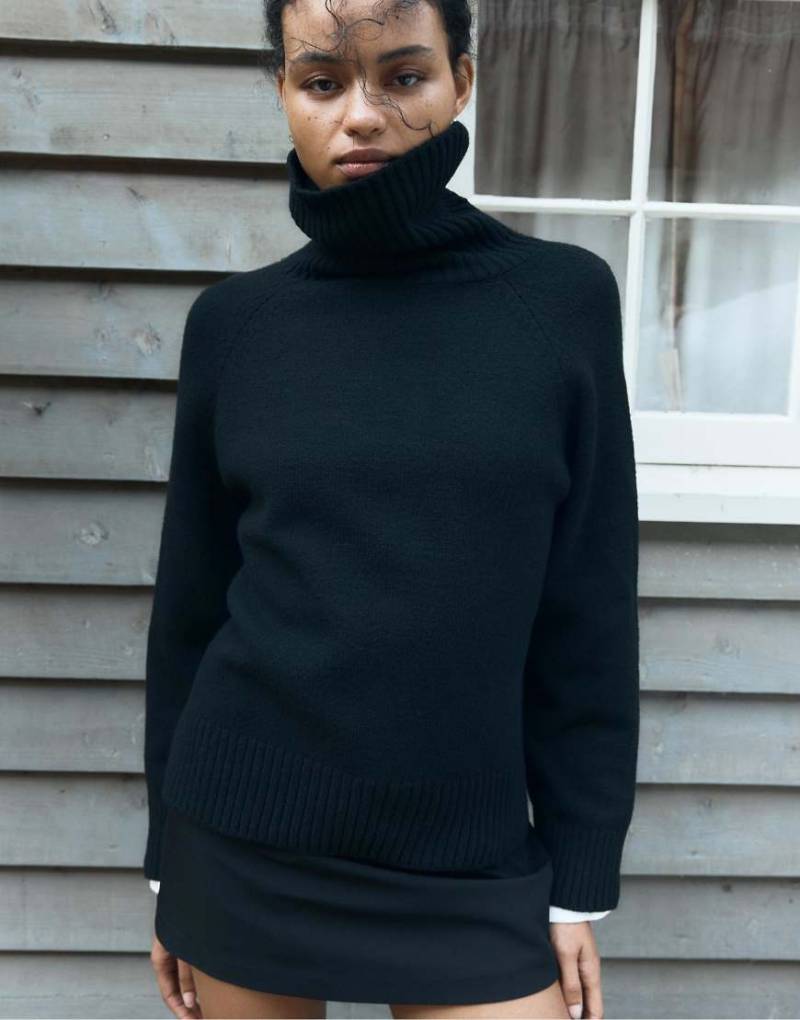 Stradivarius - Hochgeschlossener Regular-Fit-Pullover in Schwarz von Stradivarius