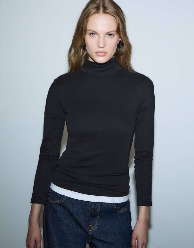 Stradivarius - Hochgeschlossenes Basic-T-Shirt in Schwarz von Stradivarius