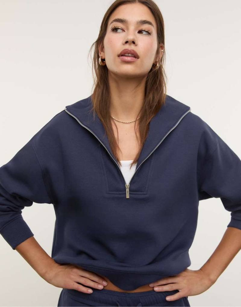 Stradivarius - Hochgeschlossenes Sweatshirt in Dunkelblau mit Reißverschluss-Marineblau von Stradivarius