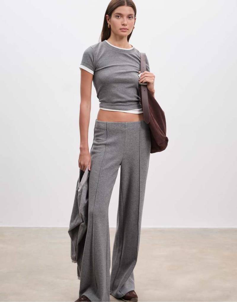 Stradivarius - Hose aus Strickstoff in Dunkelgrau mit Ziernaht Stradivarius - Hose aus Strickstoff in Dunkelgrau mit Ziernaht von Stradivarius